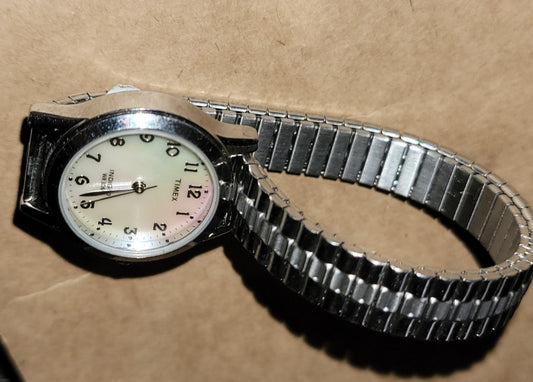 Classic Silver-Tone Expansion Band Watch | Easy Read White Dial Wristwatch - Normal Wear