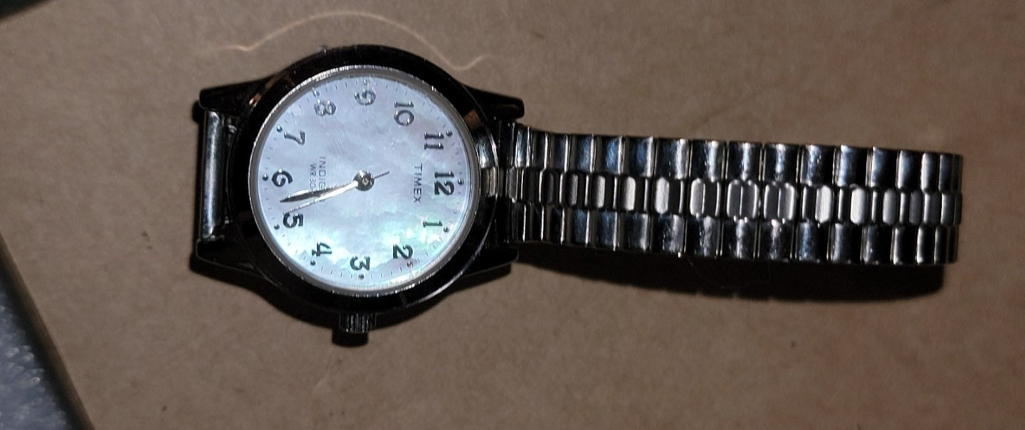 Classic Silver-Tone Expansion Band Watch | Easy Read White Dial Wristwatch - Normal Wear