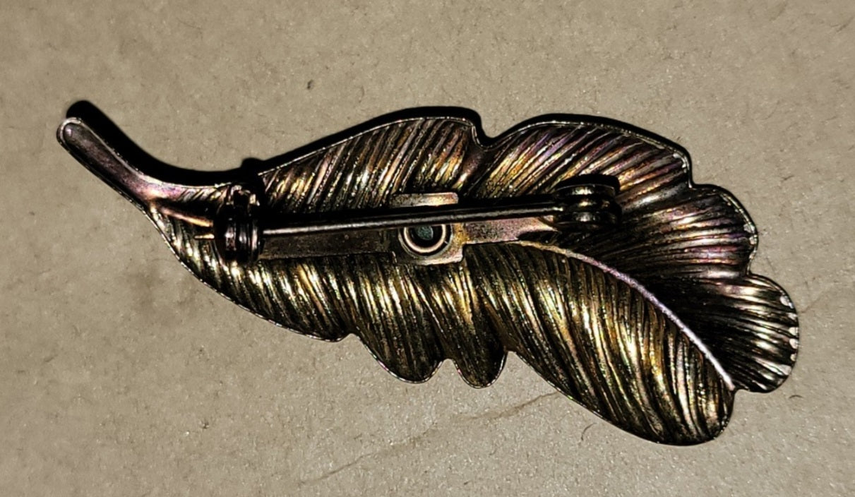 Vintage Gilded Feather Brooch with Raw Green Beryl Stone – Statement Pin
