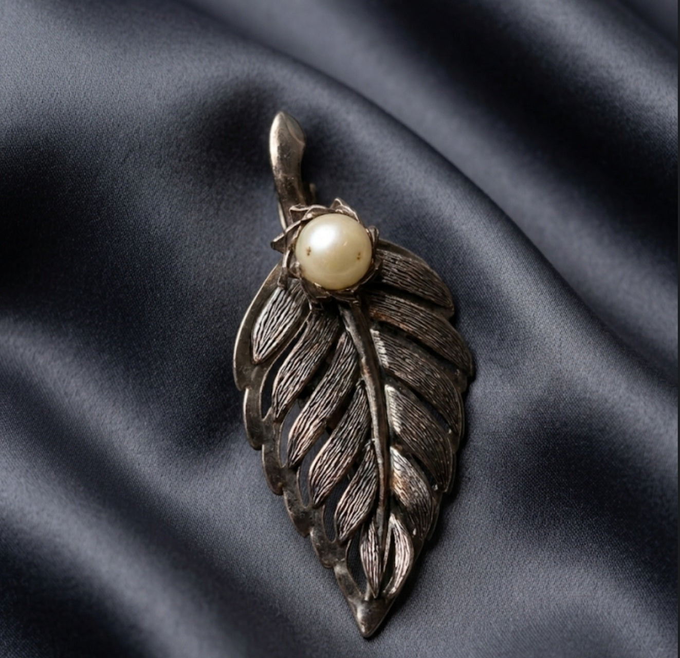 The Midnight Vintage Leaf Pearl Pin